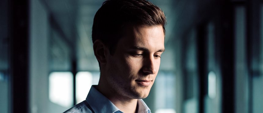 Jeune professionnel consultant une notification sécurisée CONNECTELL sur son smartphone