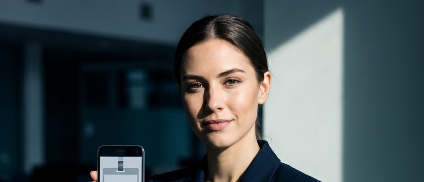 Jeune professionnelle présentant son badge d'identité numérique CONNECTELL