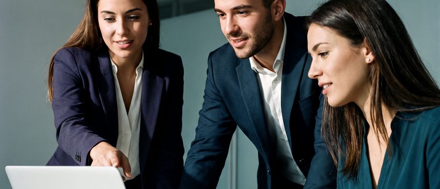 Équipe d'entreprise collaborant autour d'une solution CONNECTELL en salle de réunion