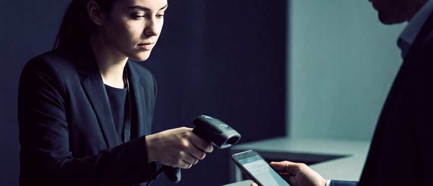 Agent d'accueil scannant un badge d'accréditation numérique CONNECTELL à l'entrée d'un événement